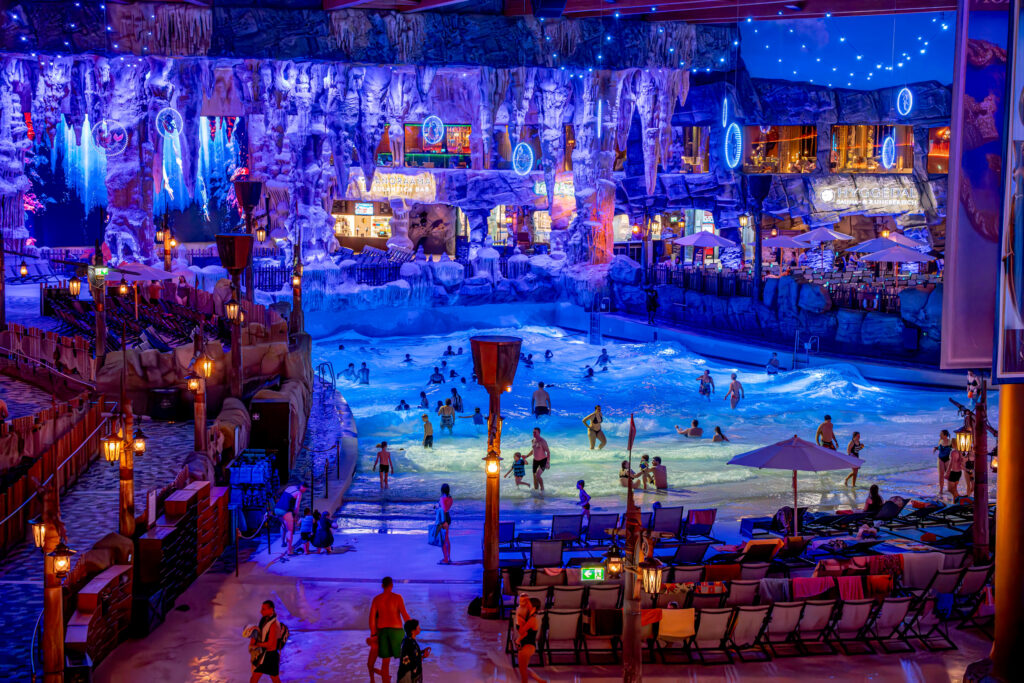 Das Wellenbecken Surf Fjørd verwandelt sich am Abend in eine Bühne für spektakuläre Lichtinstallationen, atemberaubende Effekte und Luftakrobatik hoch über dem Wasser © Europa-Park GmbH & Co Mack KG