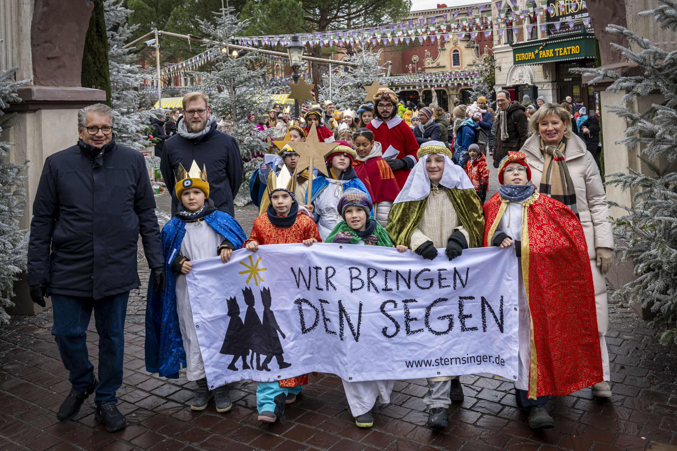 Internationale Sternsinger bringen den Segen in den Europa-Park