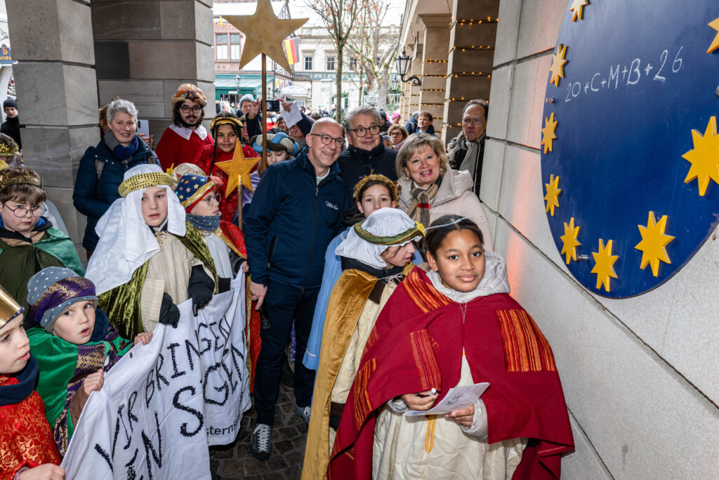 Die Sternsinger bringen traditionell den Segensspruch am Eingang der Attraktion „Voletarium" an © Europa-Park GmbH & Co Mack KG