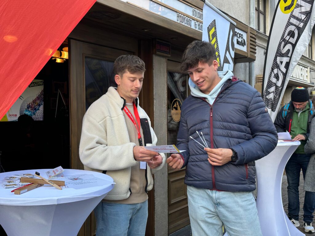 Vor dem "Studio78" im französischen Themenbereich konnten sich die Besucher über die Aktion informieren und direkt als potentieller Spender registrieren © Europa-Park GmbH & Co Mack KG