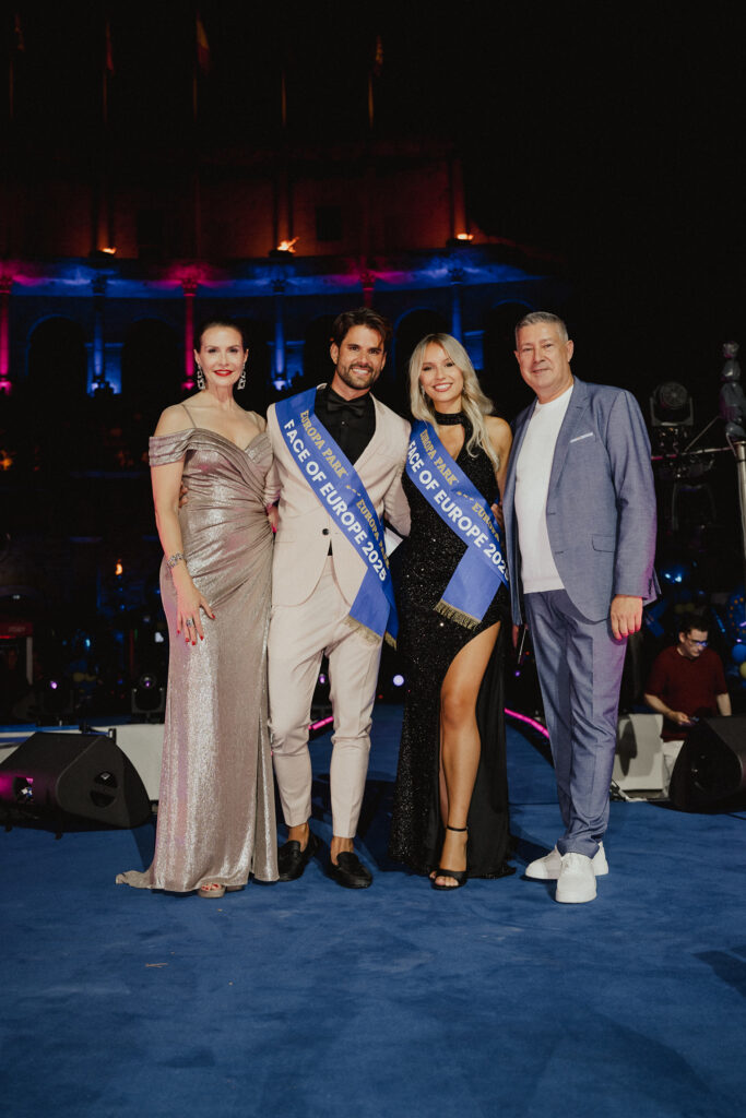 Das Moderatorenduo Joachim Llambi und Babett Konau mit den Gewinnern von FACE OF EUROPE aus dem vergangenen Jahr © Europa-Park GmbH & Co Mack KG