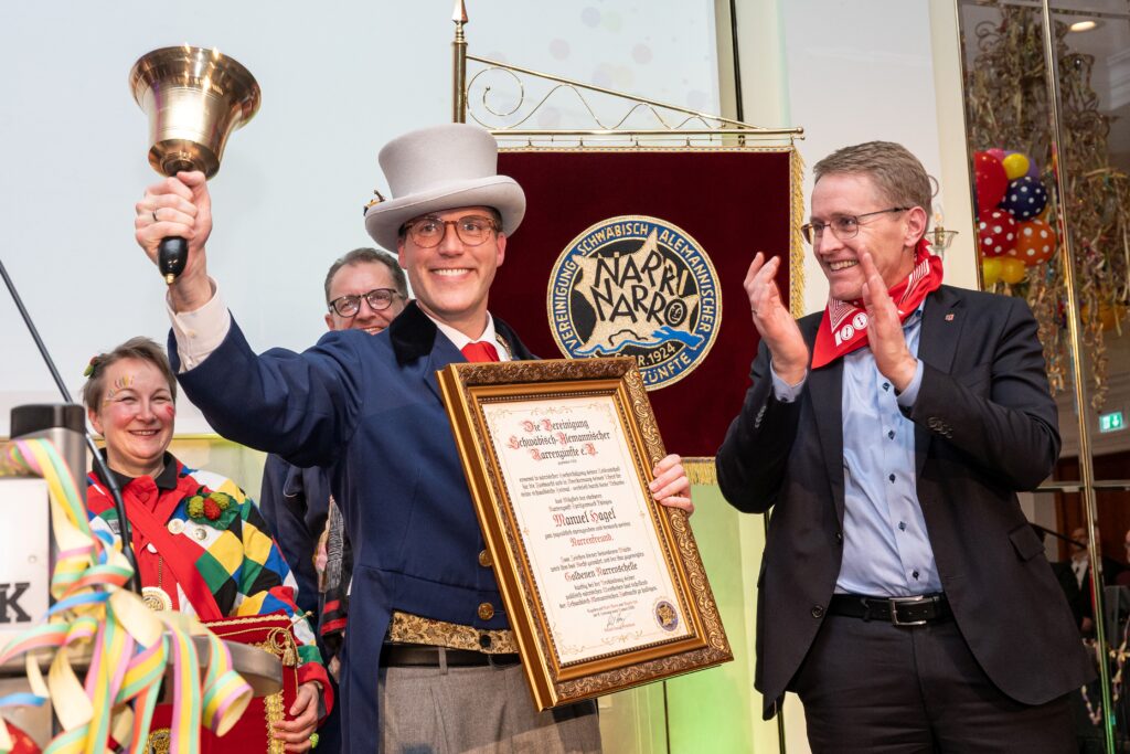 Die goldene Narrenschelle für Manuel Hagel gemeinsam mit Laudator Daniel Günther (Ministerpräsident Schleswig-Holstein) © Europa-Park GmbH & Co Mack KG