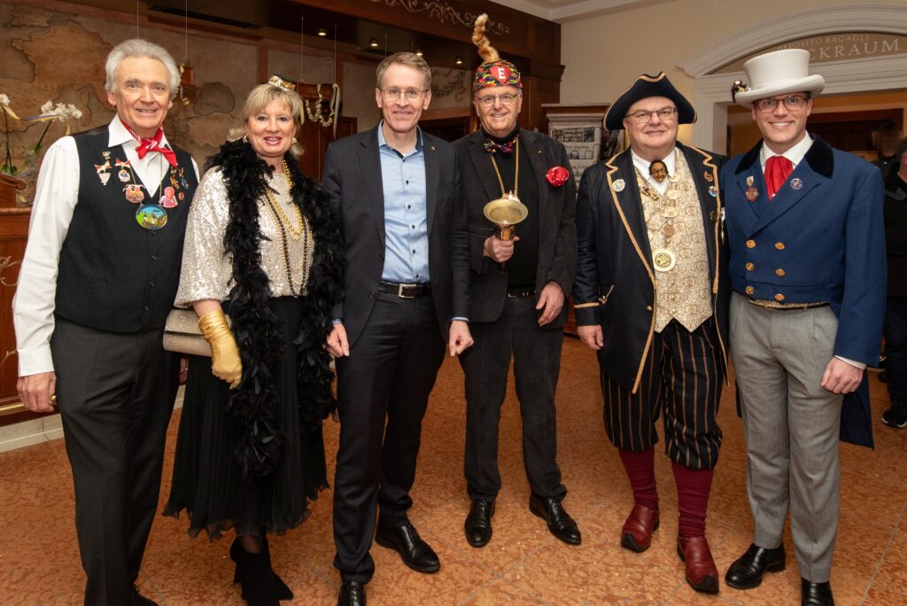 Jürgen und Mauritia Mack, Daniel Günther, Roland Mack, Roland Haag und Manuel Hagel bei der Verleihung der Goldenen Narrenschelle im Erlebnishotel "Colosseo" © Europa-Park GmbH & Co Mack KG