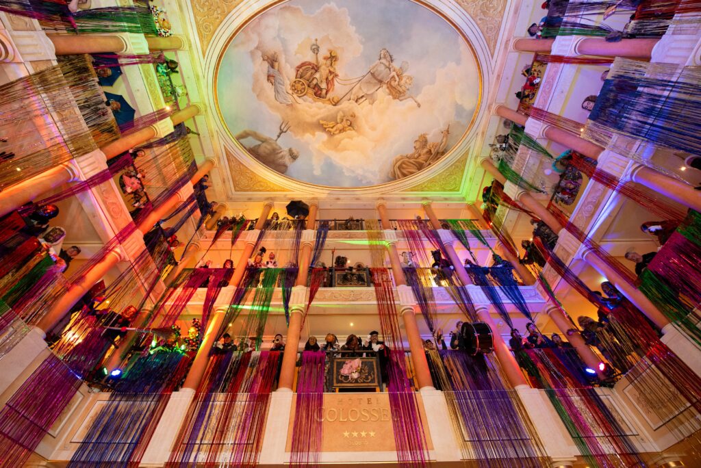 Bereits zum 19. Mal verwandelt sich das 4-Sterne Superior Hotel "Colosse" des Europa-Park Erlebnis-Resorts in einen Ort voller närrischem Treiben © Europa-Park GmbH & Co Mack KG